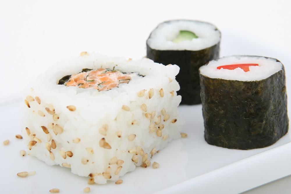 Smaczny, szybki i pożywny lunch w pracy? Dlaczego warto sięgnąć po sushi?