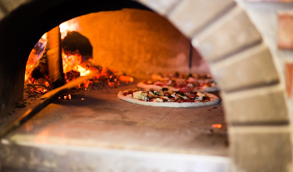 Prawdziwa włoska pizza – co warto o niej wiedzieć?